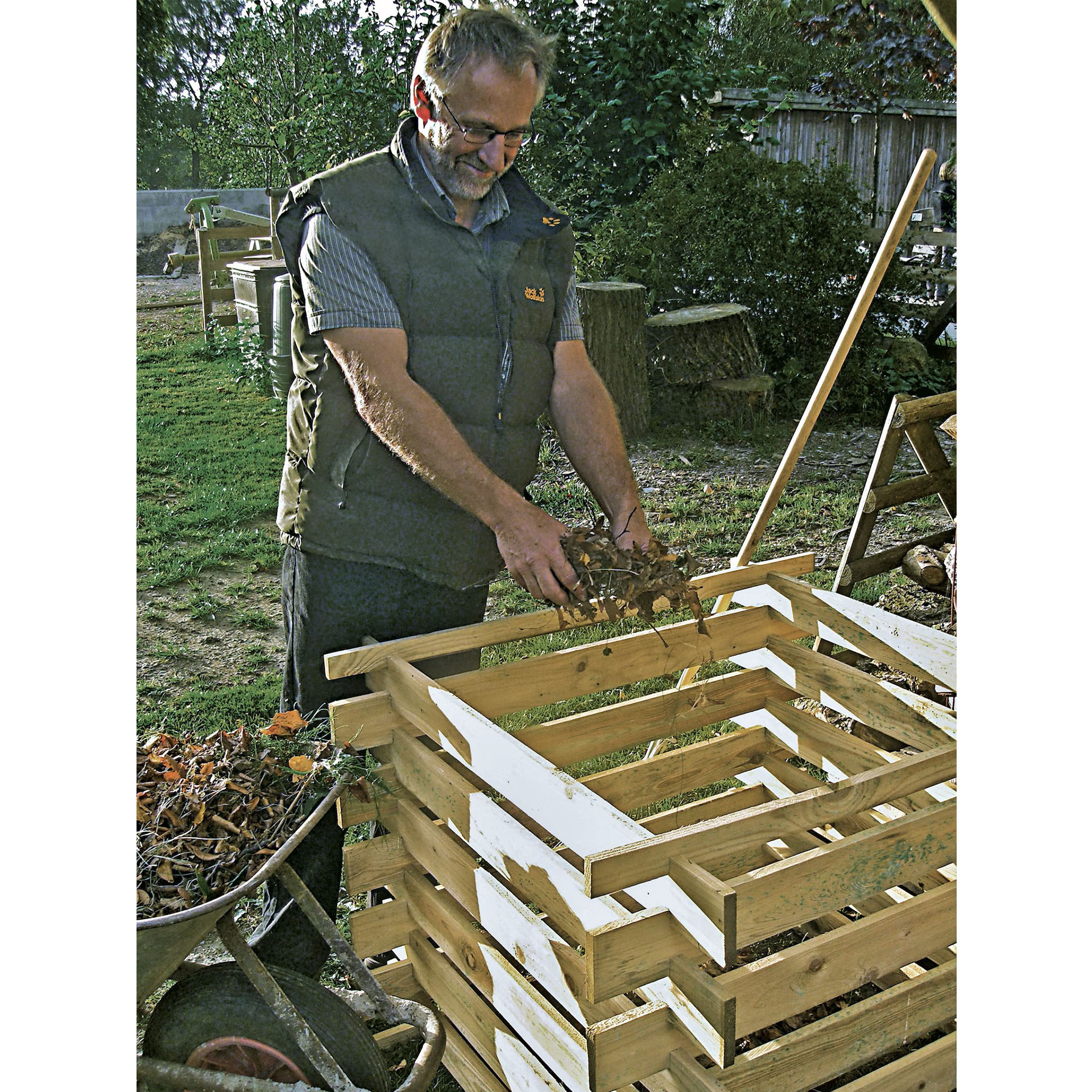 aufgebauter Holzkomposter im Garten