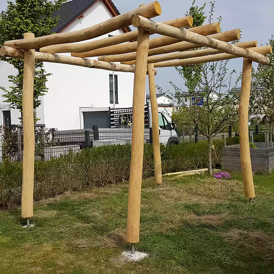 Pergola aus Robinienstämmen